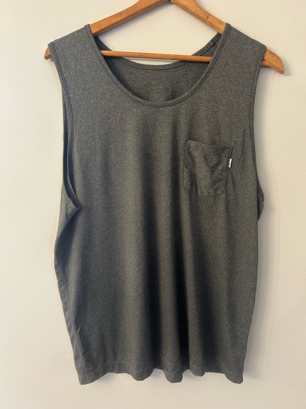 Vuori Tank Top Men’s Gray Tradewind Performance Athletic Pocket Charcoal Gray